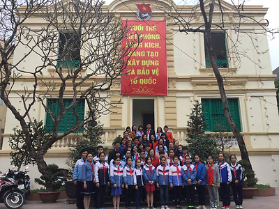 Câu lạc bộ Cánh én Hồng tổ chức Hành trình Giáo dục truyền thống Đoàn TNCS Hồ Chí Minh năm học 2015 - 2016.
